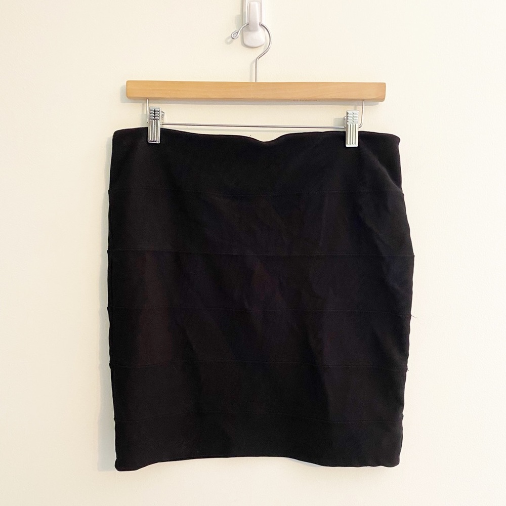 Black Knit Ribber Back Zipper Mini Skirt